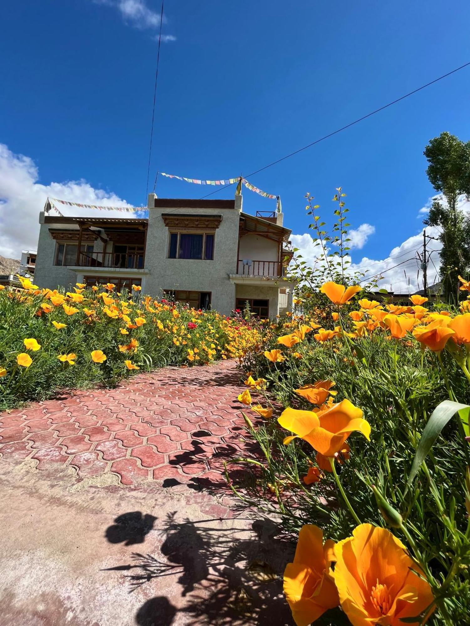 Hotel Chakzot Garden House Leh Exterior foto